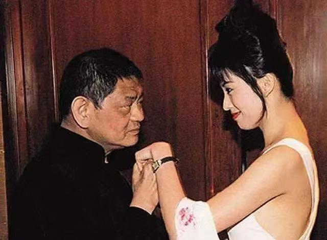 來不見看到！陳寶蓮一生只肯愛一人「獨留兒黯然離去」　王牌經紀人主動撫養「18歲成183高挑帥哥」情同親生