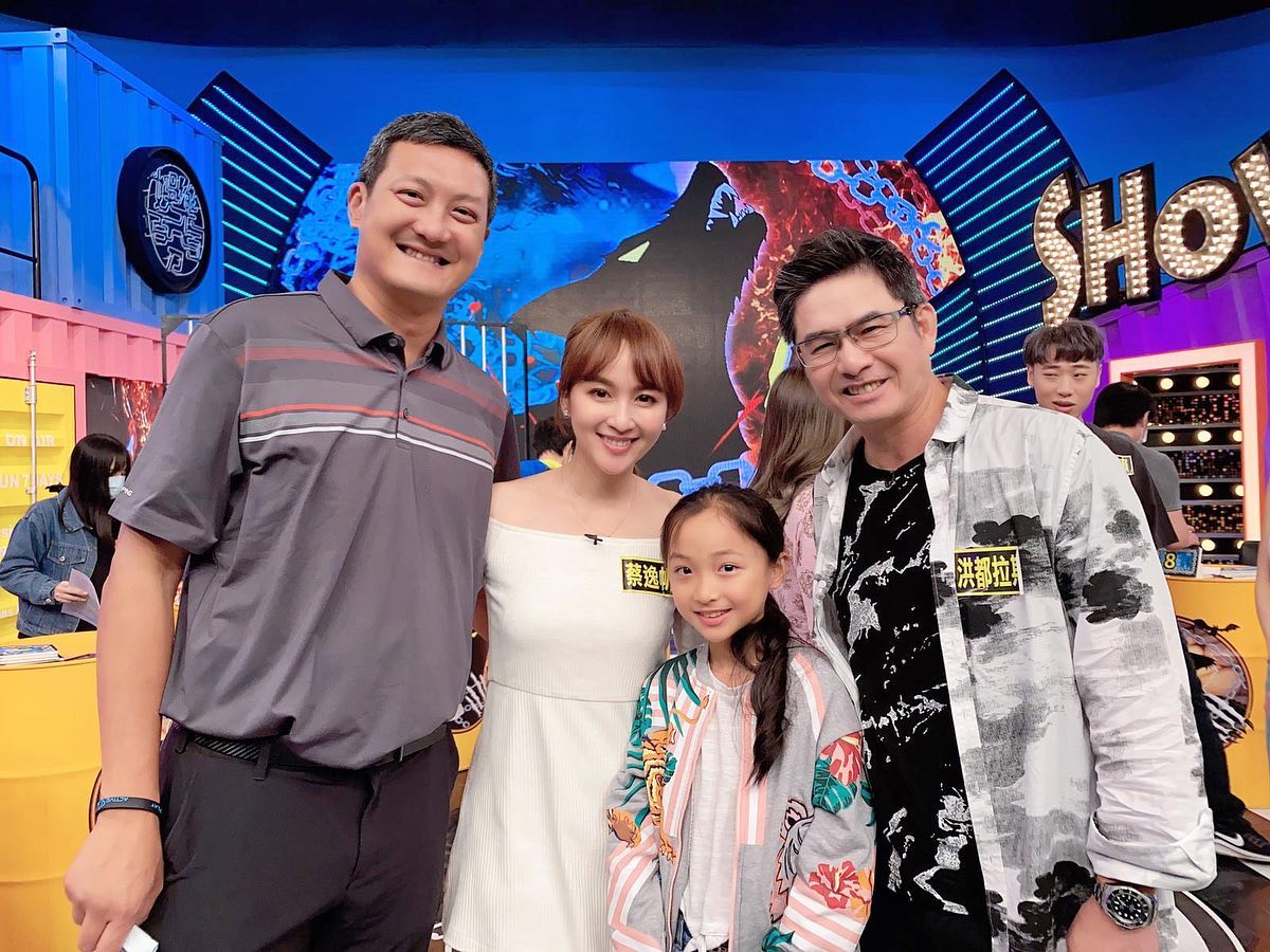 對愛女沒轍！甜心主播曝「女兒想看公主」老公秒訂機票飛夏威夷圓夢　「結婚10周年婚紗曝光」猶如熱戀情侶