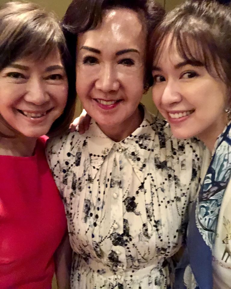 蔡依珊甜曬「2位媽媽合照」氣質超出眾！母親「40歲走出家庭成女強人」寫商界傳奇　感情似姊妹「舉止皆優雅」