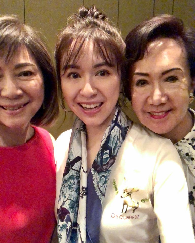 蔡依珊甜曬「2位媽媽合照」氣質超出眾！母親「40歲走出家庭成女強人」寫商界傳奇　感情似姊妹「舉止皆優雅」