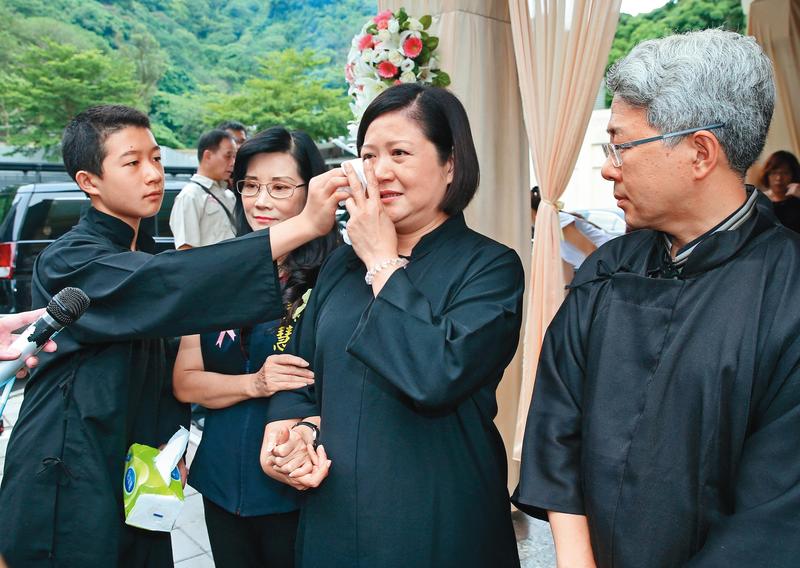 早懷疑有小三！崔佩儀老公「跟女助理出雙入對」幾乎不在家　友人曝「兩人見面就鬧翻」：她都忍淚接受