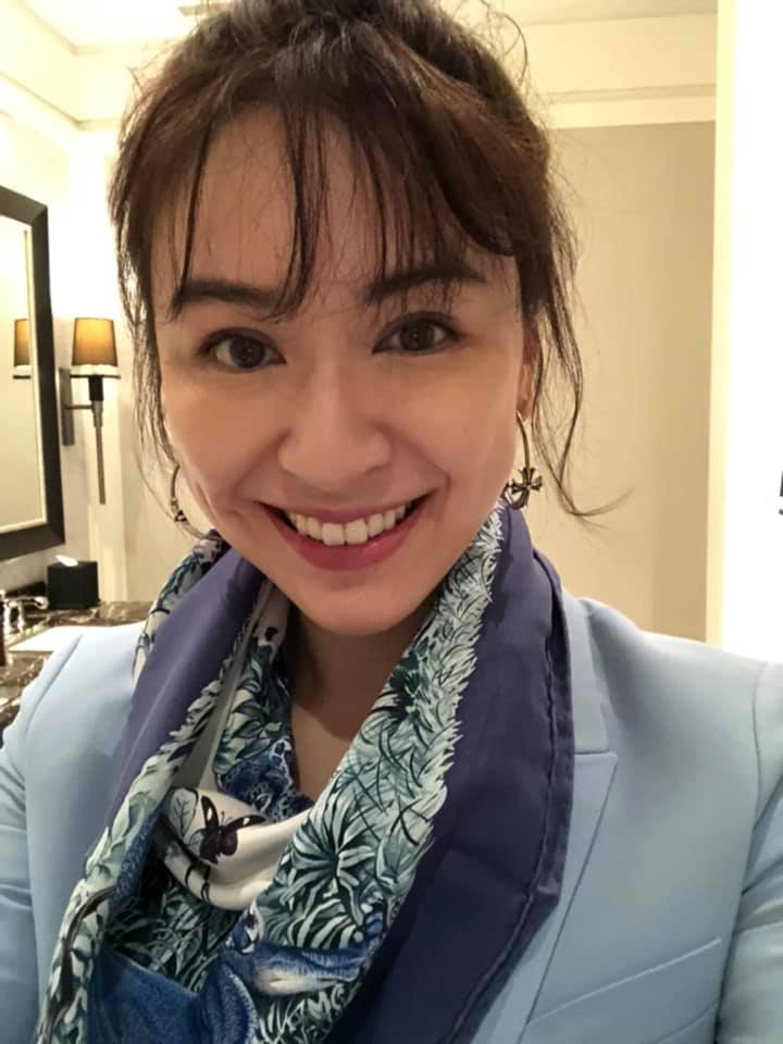 蔡依珊甜曬「2位媽媽合照」氣質超出眾！母親「40歲走出家庭成女強人」寫商界傳奇　感情似姊妹「舉止皆優雅」