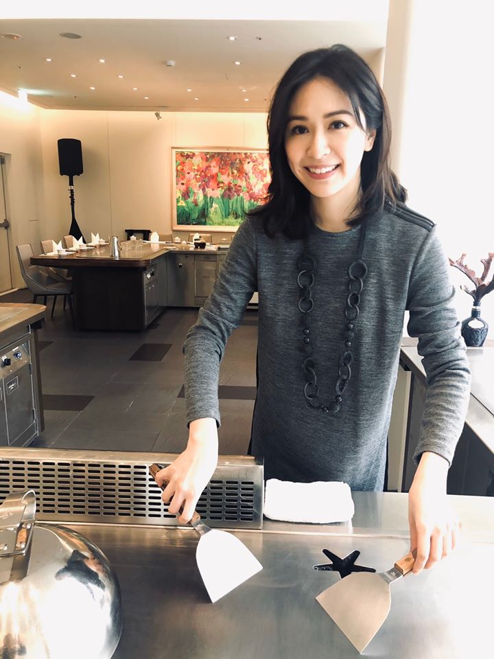 蔡依珊甜曬「2位媽媽合照」氣質超出眾！母親「40歲走出家庭成女強人」寫商界傳奇　感情似姊妹「舉止皆優雅」