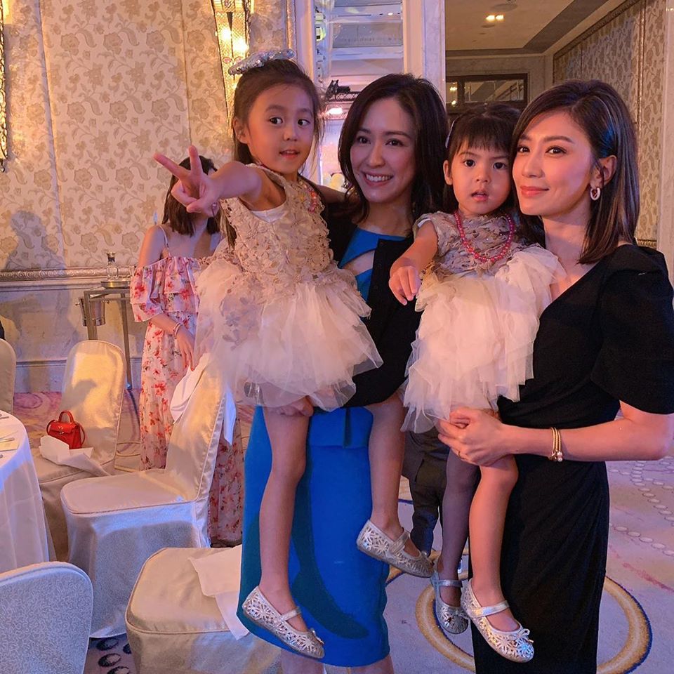 蔡依珊甜曬「2位媽媽合照」氣質超出眾！母親「40歲走出家庭成女強人」寫商界傳奇　感情似姊妹「舉止皆優雅」