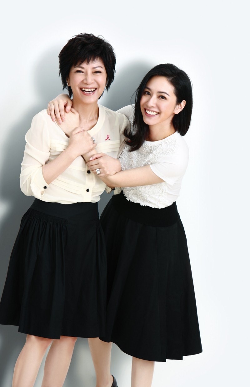 蔡依珊甜曬「2位媽媽合照」氣質超出眾！母親「40歲走出家庭成女強人」寫商界傳奇　感情似姊妹「舉止皆優雅」