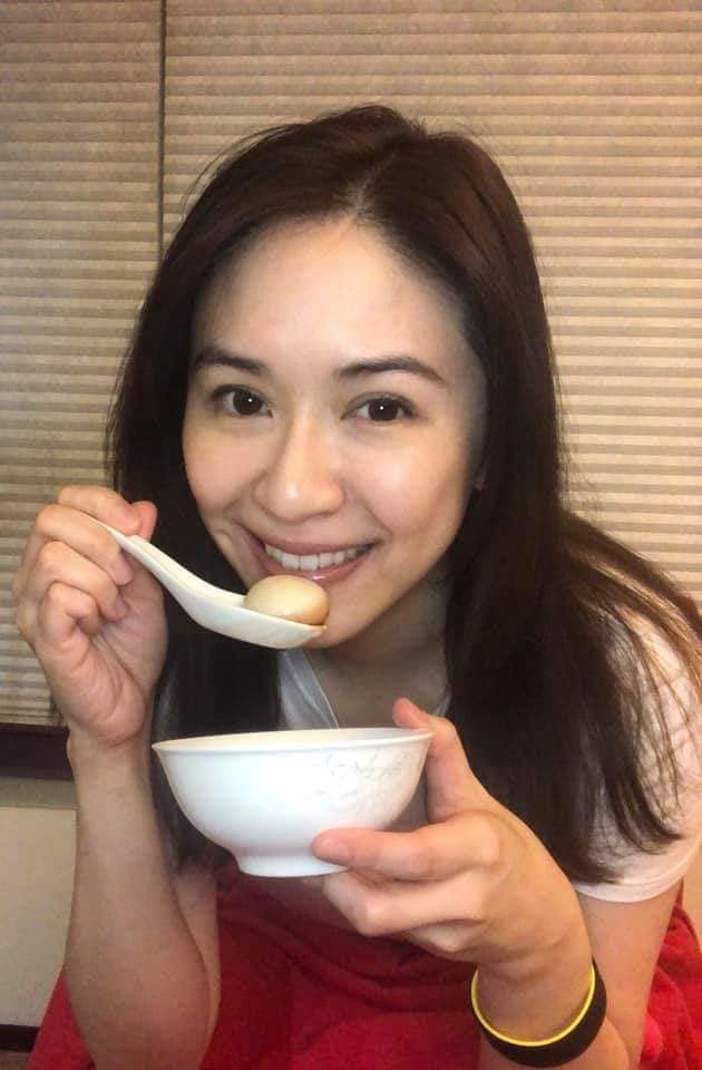 蔡依珊甜曬「2位媽媽合照」氣質超出眾！母親「40歲走出家庭成女強人」寫商界傳奇　感情似姊妹「舉止皆優雅」