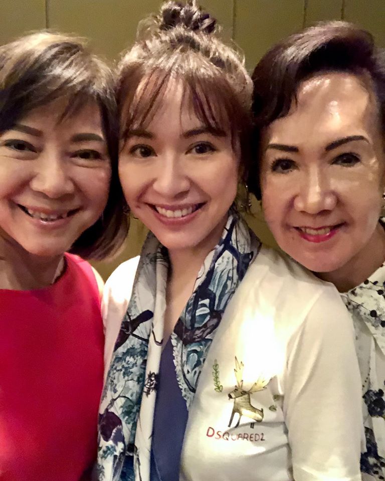 蔡依珊甜曬「2位媽媽合照」氣質超出眾！母親「40歲走出家庭成女強人」寫商界傳奇　感情似姊妹「舉止皆優雅」
