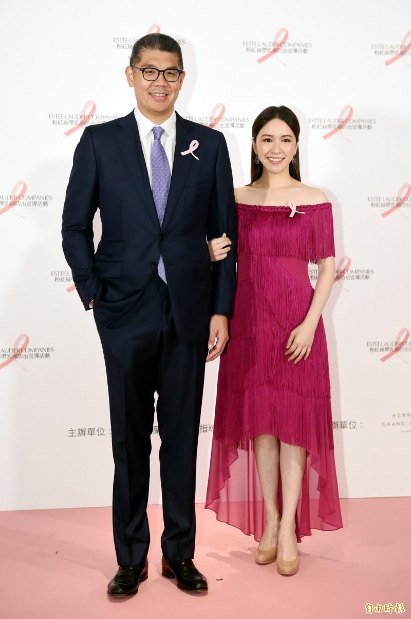 蔡依珊甜曬「2位媽媽合照」氣質超出眾！母親「40歲走出家庭成女強人」寫商界傳奇　感情似姊妹「舉止皆優雅」