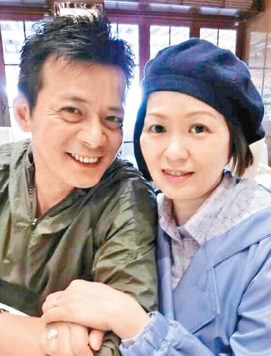「最深情郭靖」愛妻病逝！黃日華為老婆停工「力抗重症7年」不敵病魔　「銀婚告白永恩愛」今掩面痛哭天人永隔
