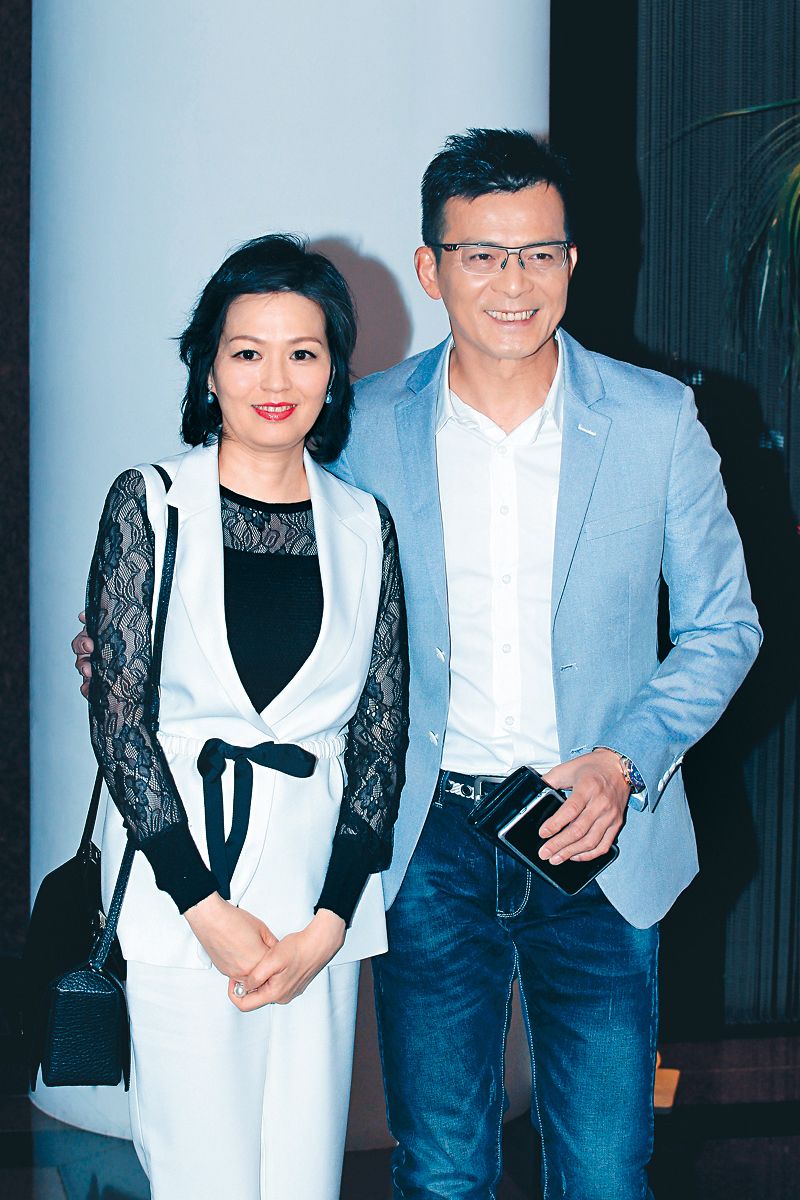 「最深情郭靖」愛妻病逝！黃日華為老婆停工「力抗重症7年」不敵病魔　「銀婚告白永恩愛」今掩面痛哭天人永隔