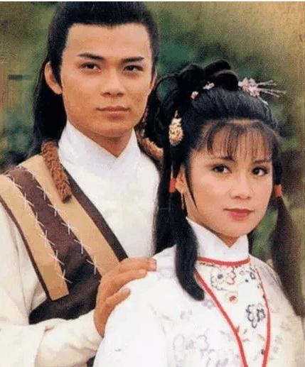 「最深情郭靖」愛妻病逝！黃日華為老婆停工「力抗重症7年」不敵病魔　「銀婚告白永恩愛」今掩面痛哭天人永隔