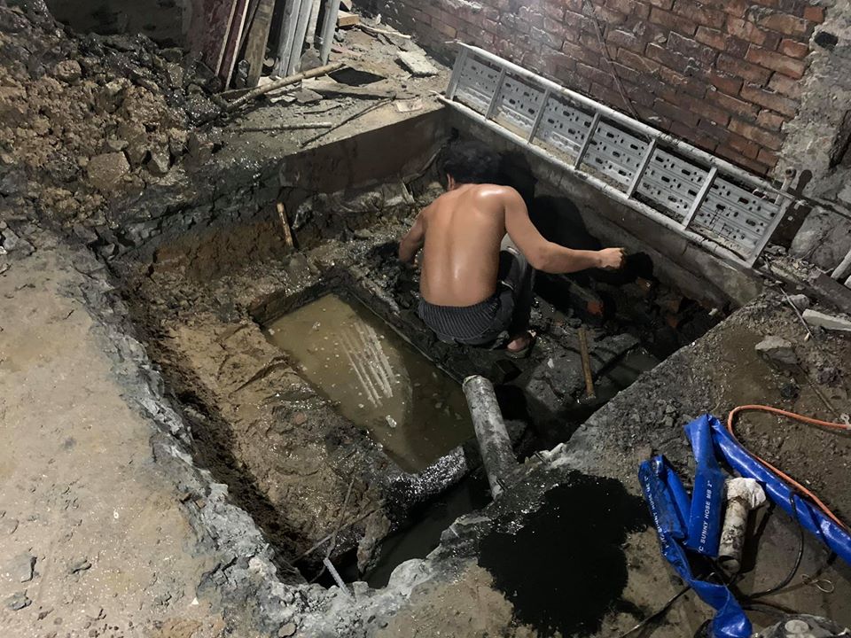 吃苦當吃補！21歲少年「徒手清理下水道」完全不嫌髒臭　曝超齡心聲被讚翻：「值得嫁的真男人」