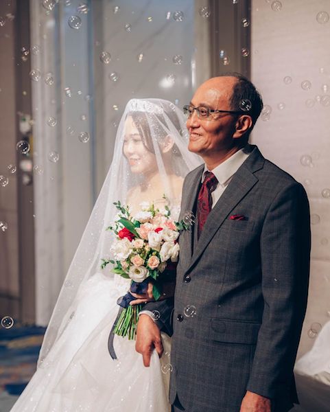 按傳統12古禮！爸爸嫁女「堅持不收聘金」：我們不賣女兒　父母含淚叮嚀「結婚像織毛衣」她瞬間紅了眼眶