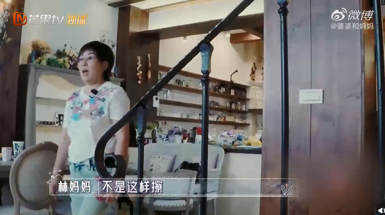 拖地姿勢不對！林志穎媽媽「碎念媳婦做家事」他問：要不要幫忙　「超尷尬回應」網捏冷汗：都不敢講話了