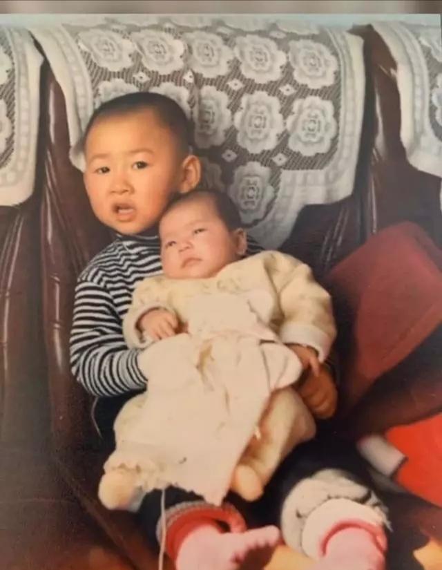 兄妹變夫妻！把妻子從小寵到大，20年後「抱在手裡的妹妹」成最美新娘   網羨：偶像劇裡的愛情