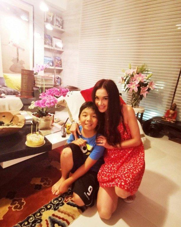 最強美魔女！54歲溫碧霞「與老公約好不生孩子」　視養子如己出「露香肩美腿如少女」：心態年輕很重要