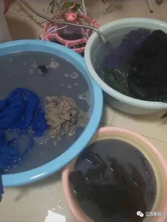 熊孩子高空潑墨！樓下住戶全遭殃「衣服外牆全染黑」   父母不打不罵「反獲全網點讚」：最棒身教