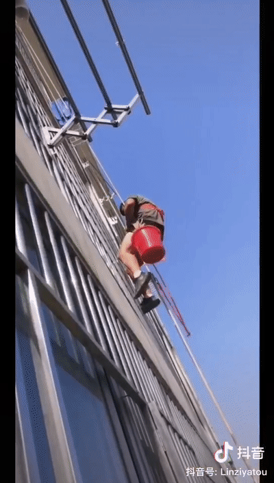 熊孩子高空潑墨！樓下住戶全遭殃「衣服外牆全染黑」   父母不打不罵「反獲全網點讚」：最棒身教