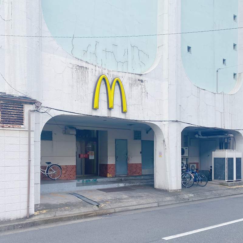 真的有營業嗎？路上看到「超神秘破舊麥當勞」差點不敢進去　接著「走到建築另一邊」驚呆：誤會它了
