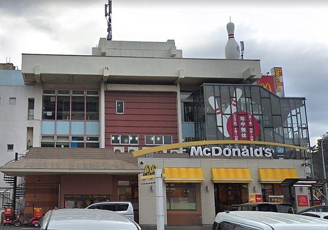 真的有營業嗎？路上看到「超神秘破舊麥當勞」差點不敢進去　接著「走到建築另一邊」驚呆：誤會它了