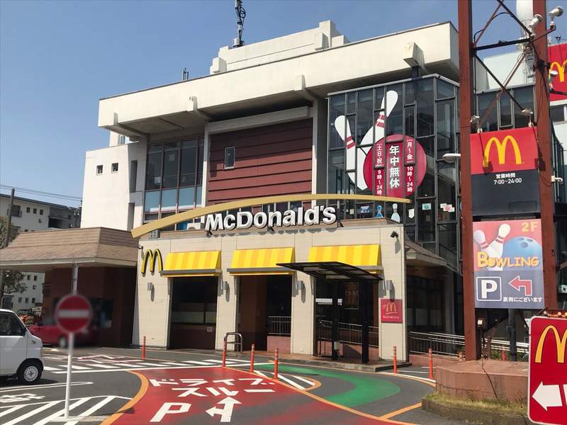 真的有營業嗎？路上看到「超神秘破舊麥當勞」差點不敢進去　接著「走到建築另一邊」驚呆：誤會它了