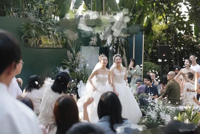 現實版《不一樣又怎樣》！楊麗萍愛徒婚禮曝光 「與同性愛人穿婚紗擁吻」好甜蜜❤    爸爸超暖舉動逼哭全場
