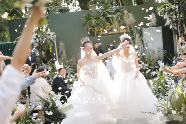 現實版《不一樣又怎樣》！楊麗萍愛徒婚禮曝光 「與同性愛人穿婚紗擁吻」好甜蜜❤    爸爸超暖舉動逼哭全場