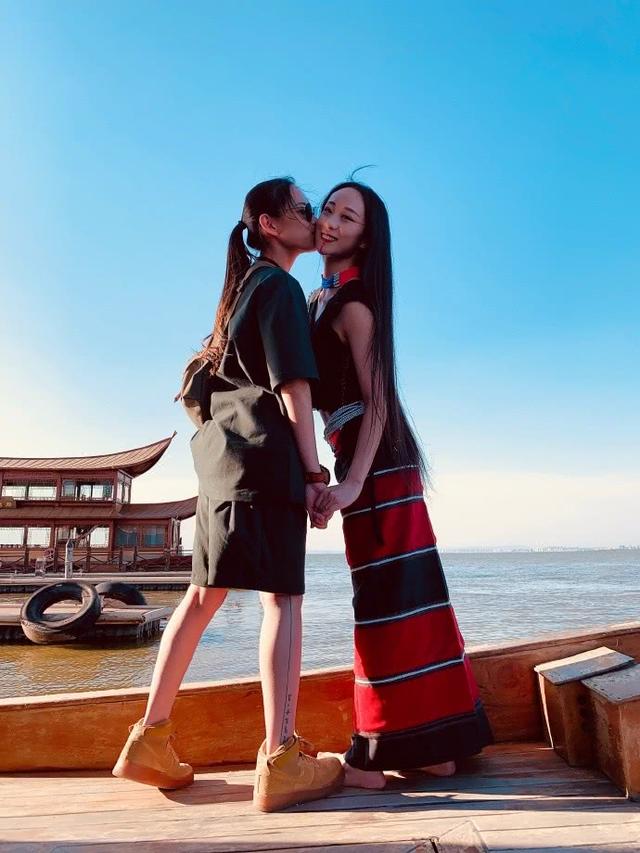 現實版《不一樣又怎樣》！楊麗萍愛徒婚禮曝光 「與同性愛人穿婚紗擁吻」好甜蜜❤    爸爸超暖舉動逼哭全場