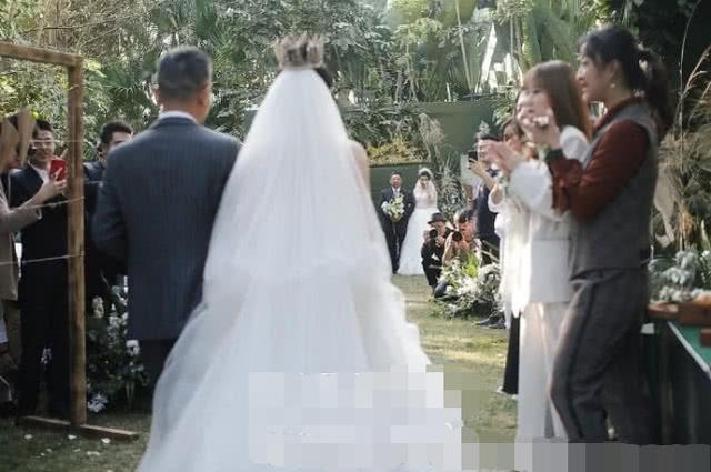 現實版《不一樣又怎樣》！楊麗萍愛徒婚禮曝光 「與同性愛人穿婚紗擁吻」好甜蜜❤    爸爸超暖舉動逼哭全場