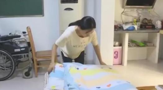 養恩大於天！孝女辭職「照顧養父10年」不離不棄　親生父母心疼「想帶她認祖歸宗」被女孩一句婉拒暖哭網友