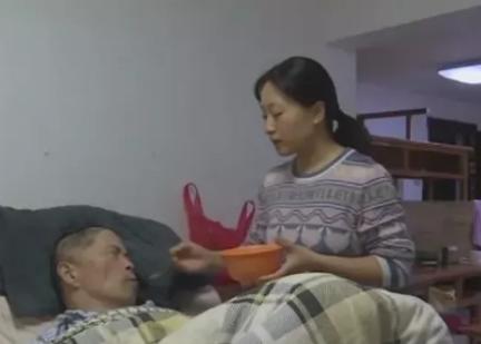 養恩大於天！孝女辭職「照顧養父10年」不離不棄　親生父母心疼「想帶她認祖歸宗」被女孩一句婉拒暖哭網友