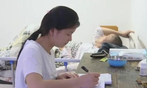 養恩大於天！孝女辭職「照顧養父10年」不離不棄　親生父母心疼「想帶她認祖歸宗」被女孩一句婉拒暖哭網友