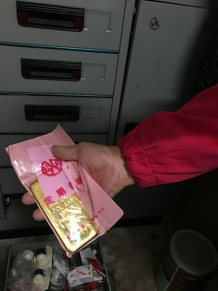 把廢鐵櫃撿回家！婦人1年後整理「抽屜掉出百萬金塊」　找到失主後「堅持不收大紅包」：回饋給社會