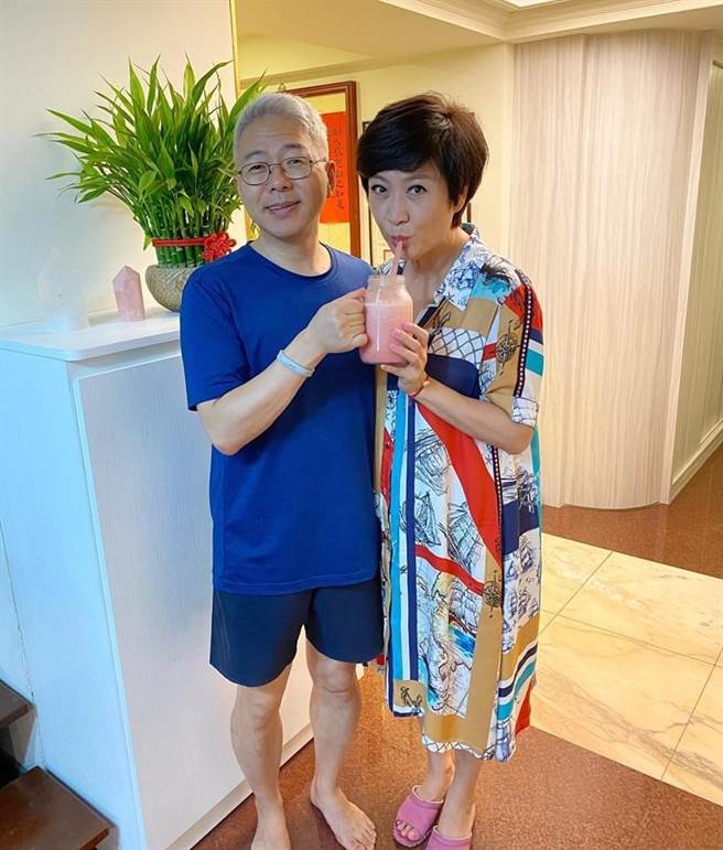 熬過19年婚變傳聞！崔佩儀吐真心話「不想再以家庭為重」　老公心疼獻吻：「未來帶著妳一起圓夢」