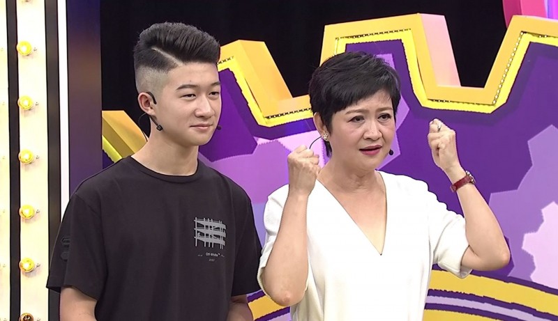 熬過19年婚變傳聞！崔佩儀吐真心話「不想再以家庭為重」　老公心疼獻吻：「未來帶著妳一起圓夢」