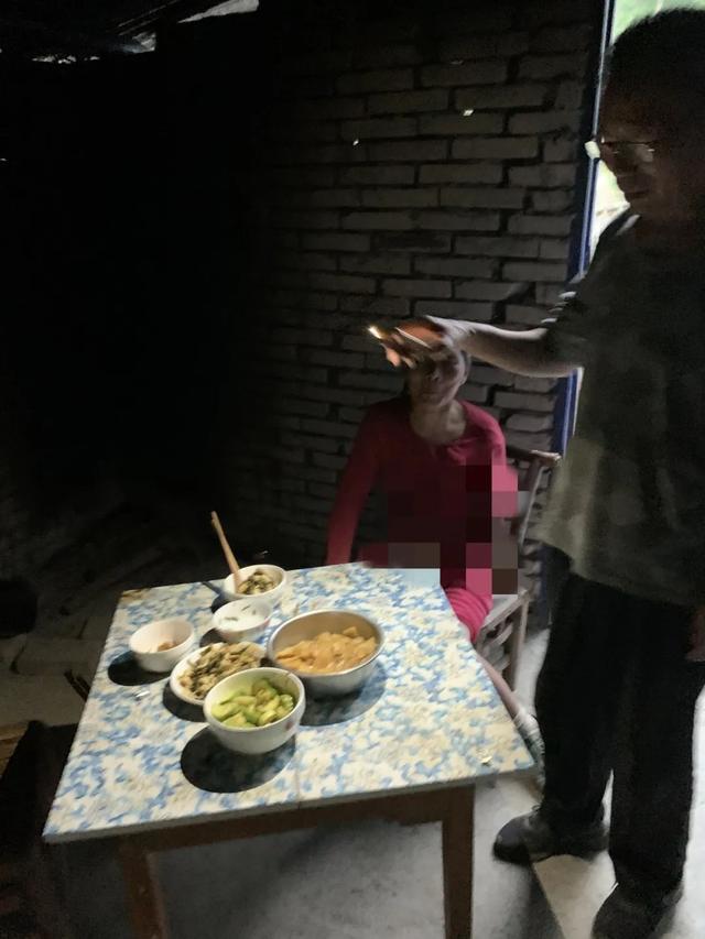 隱居深山30年！73歲老夫妻自建房屋「喝山泉水不用電」 積極樂觀「照顧患病妻兒」養雞放羊怡然自得