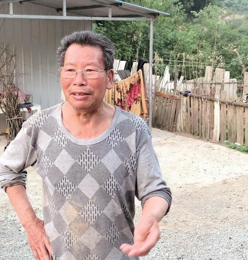 隱居深山30年！73歲老夫妻自建房屋「喝山泉水不用電」 積極樂觀「照顧患病妻兒」養雞放羊怡然自得