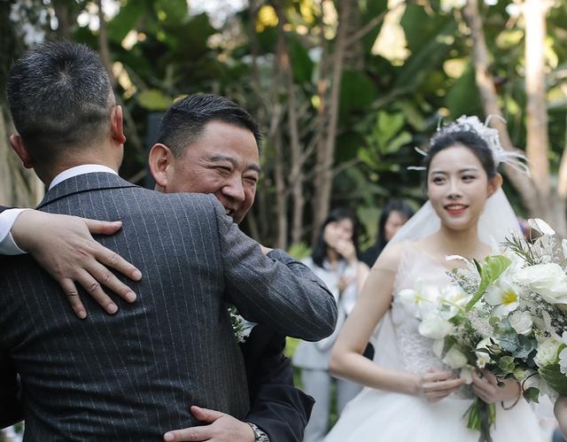 現實版《不一樣又怎樣》！楊麗萍愛徒婚禮曝光 「與同性愛人穿婚紗擁吻」好甜蜜❤    爸爸超暖舉動逼哭全場