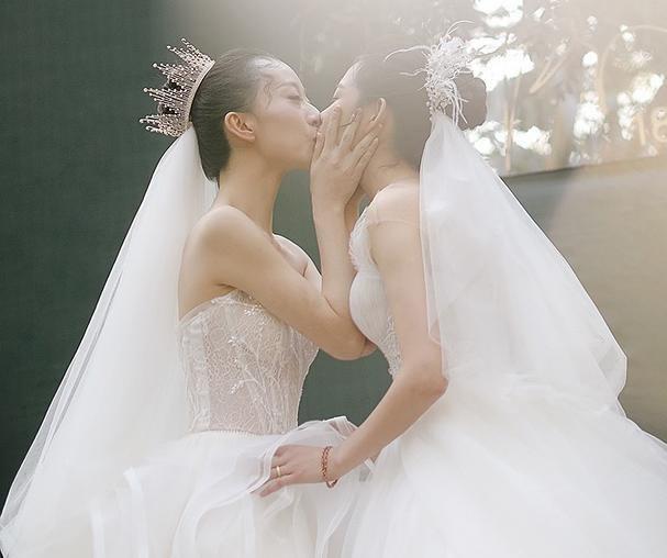 現實版《不一樣又怎樣》！楊麗萍愛徒婚禮曝光 「與同性愛人穿婚紗擁吻」好甜蜜❤    爸爸超暖舉動逼哭全場
