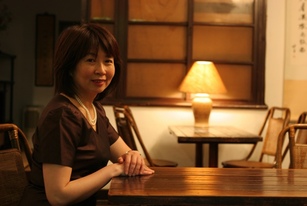 女作家曝「2兒從沒喊過爸媽」坦言家庭不是靠經營　結婚30年「在老公眼裡仍魅力十足」：他把我當女人看