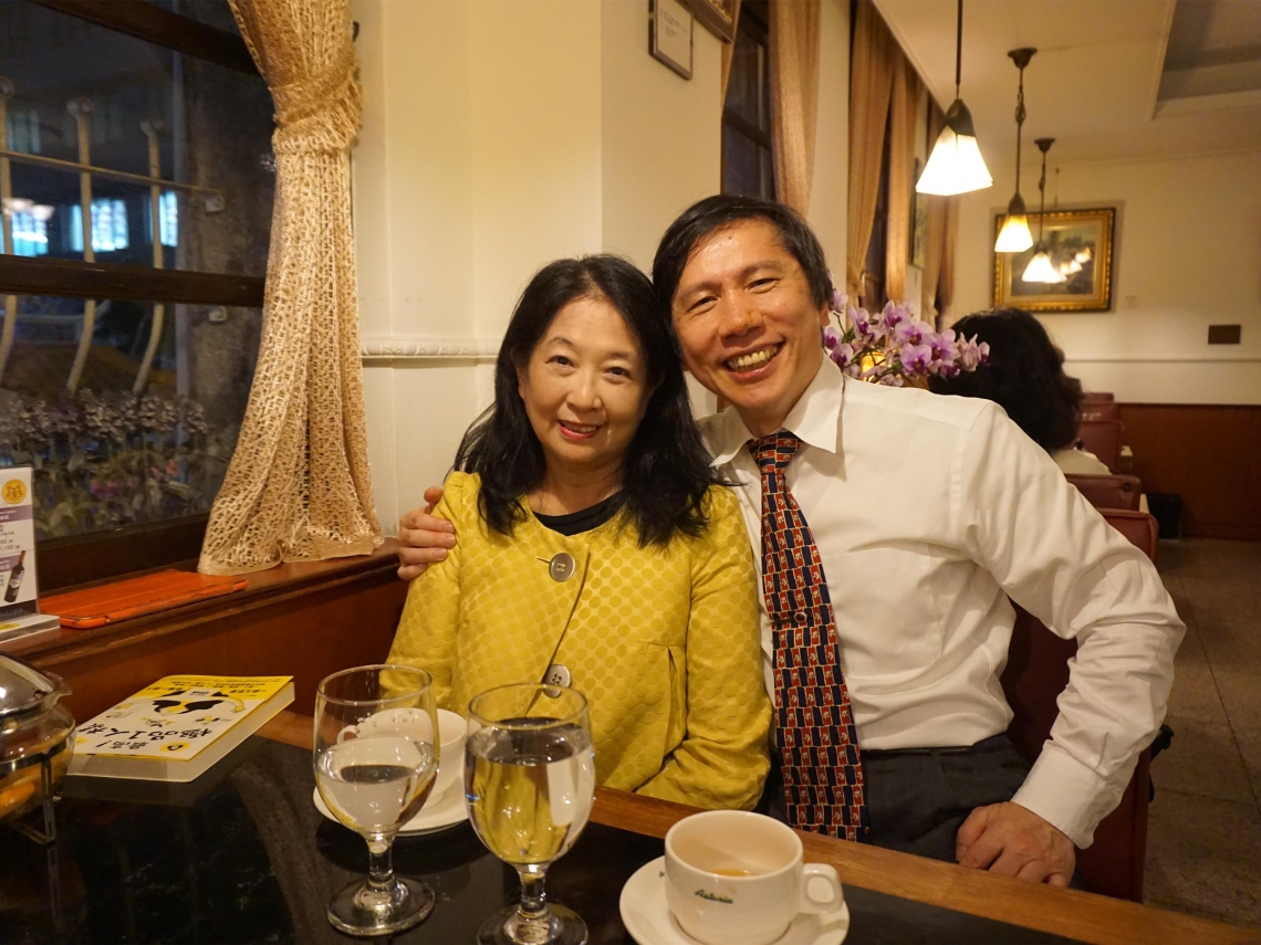 女作家曝「2兒從沒喊過爸媽」坦言家庭不是靠經營　結婚30年「在老公眼裡仍魅力十足」：他把我當女人看