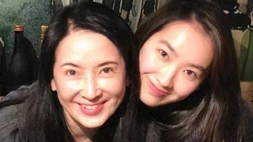 56歲龔慈恩「真心祝福前夫」不強求找伴！　女兒甜美可人「16歲學霸兒高大帥氣」常伴母左右