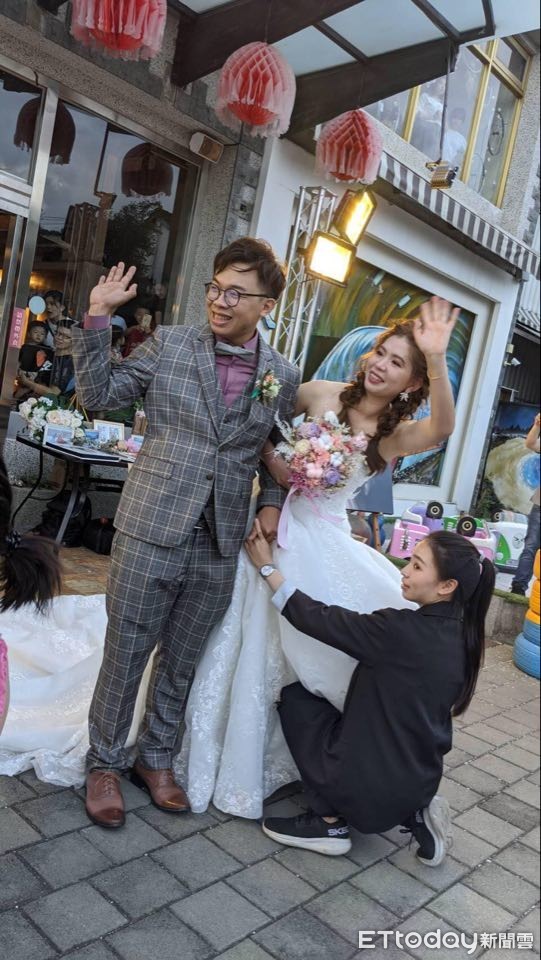結婚被放生！出發迎娶新娘「新郎突然竄出」狂追禮車：等等我啊　親友曝「後面烏龍一大堆」笑到噴飯