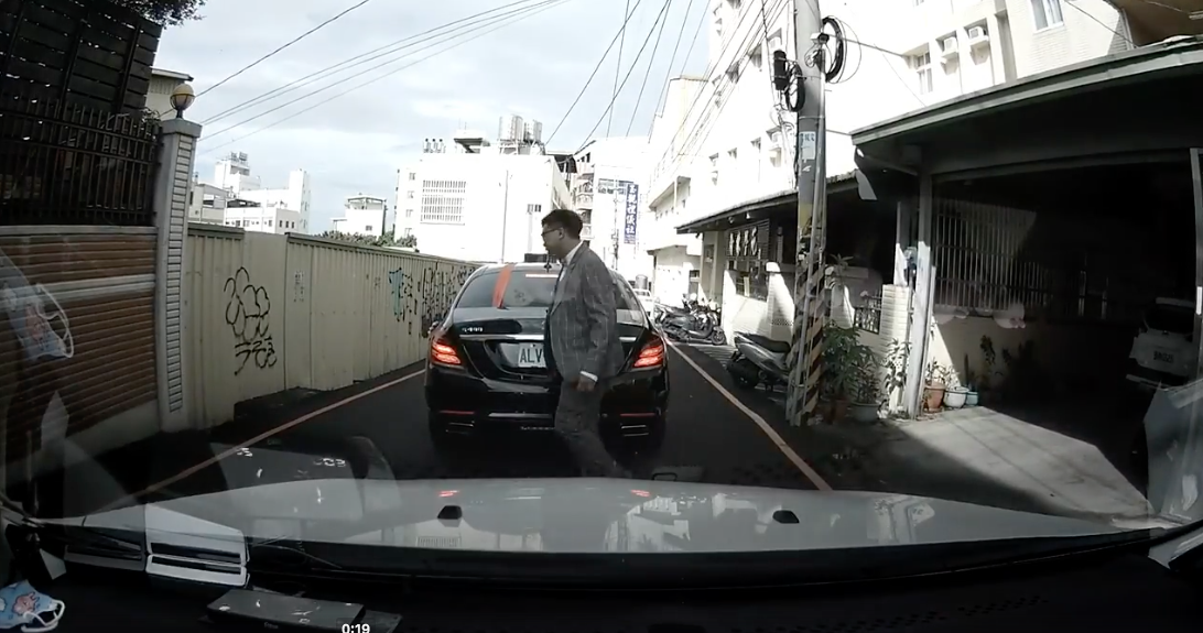 結婚被放生！出發迎娶新娘「新郎突然竄出」狂追禮車：等等我啊　親友曝「後面烏龍一大堆」笑到噴飯