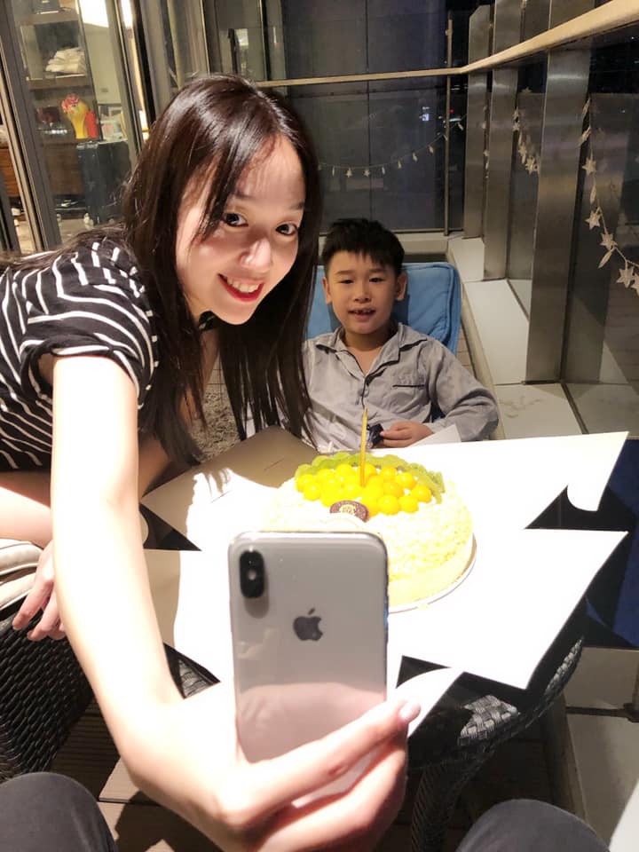 黃舒駿54歲喜迎愛女！為養家父女分隔兩地「天天視訊8小時」　超寵小24歲妻「用一生來補償」年齡差反成優點
