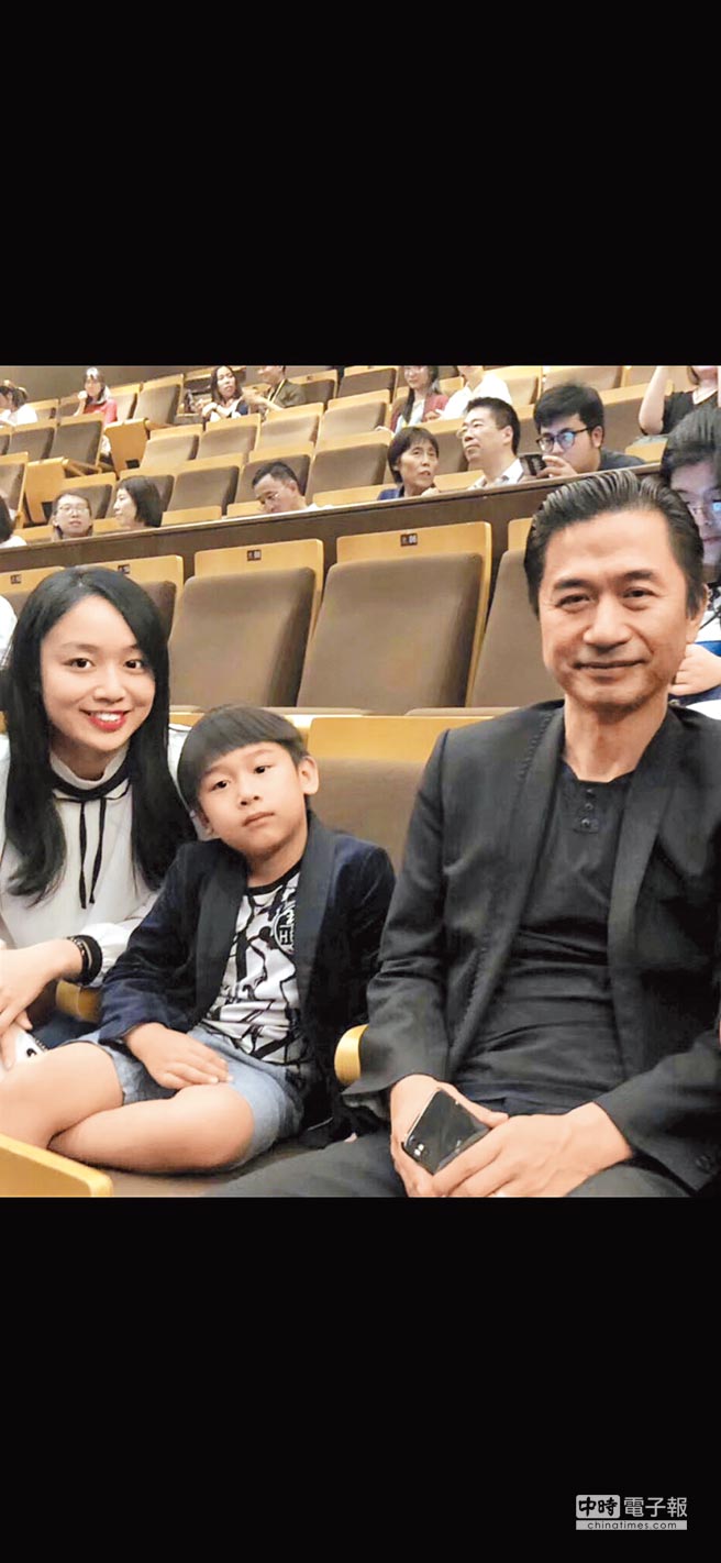 黃舒駿54歲喜迎愛女！為養家父女分隔兩地「天天視訊8小時」　超寵小24歲妻「用一生來補償」年齡差反成優點