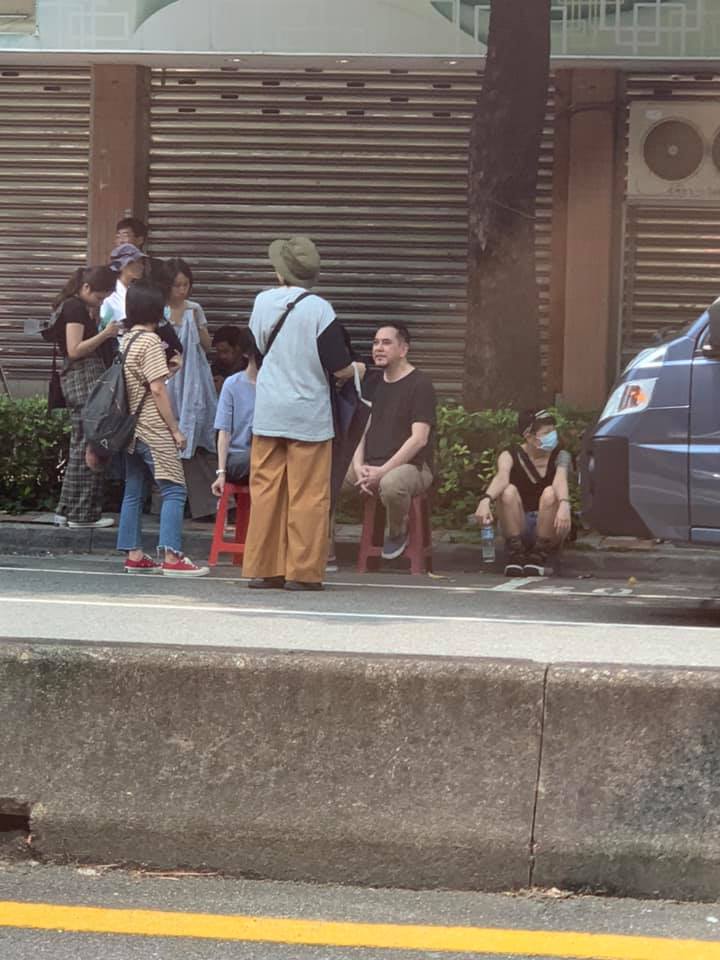 影帝好親民！黃秋生來台灣「悠哉坐紅色塑膠椅」融入在地生活　網友經過笑翻「哪來的退休阿北」