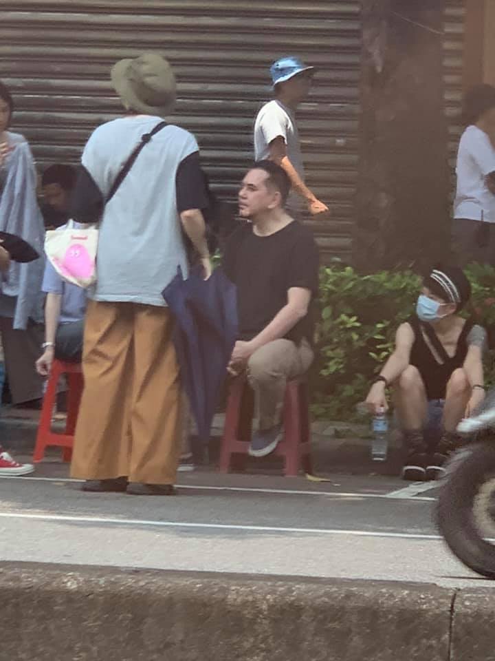 影帝好親民！黃秋生來台灣「悠哉坐紅色塑膠椅」融入在地生活　網友經過笑翻「哪來的退休阿北」
