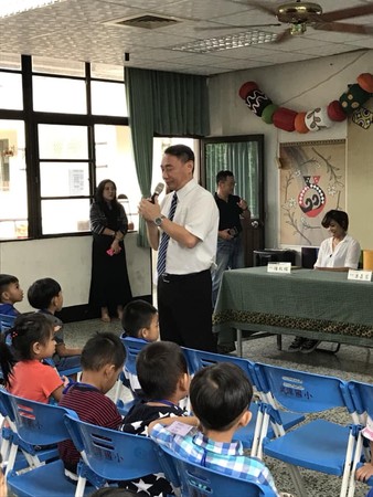 校長室冷氣讓學生用！校長蹲警衛室「辦公兼看門」10年後曝近況　「越過越辛苦」甘之如飴：不為錢和名