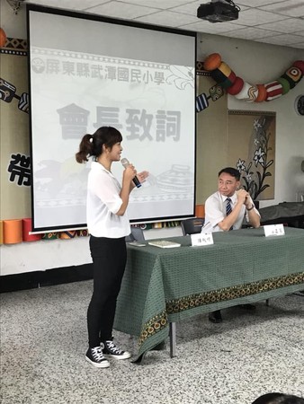 校長室冷氣讓學生用！校長蹲警衛室「辦公兼看門」10年後曝近況　「越過越辛苦」甘之如飴：不為錢和名